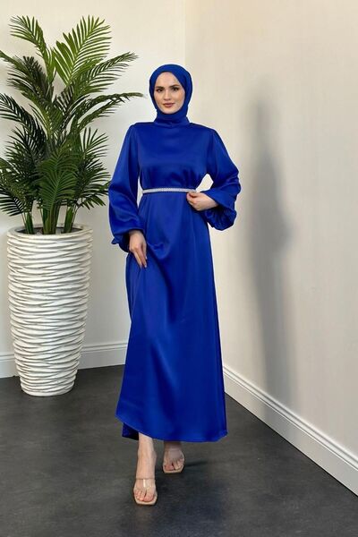 mahira collection فستان سهرة من الساتان مع حزام من اللؤلؤ