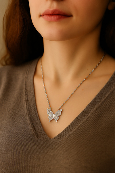 The Store of Ours قلادة فضية اللون من الفولاذ المقاوم للصدأ على شكل فراشة مغن...