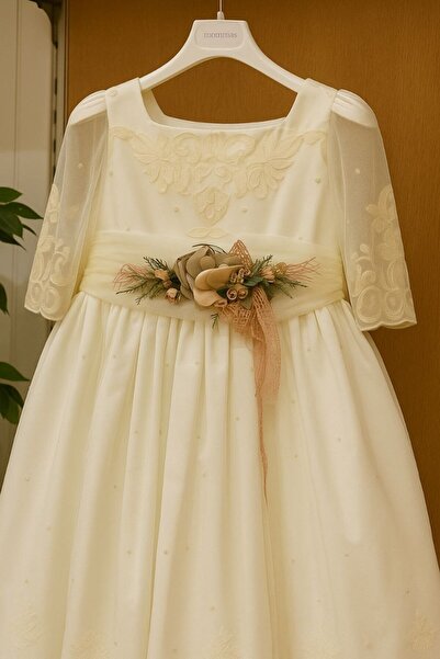 menninas Long lace wedding dress, communion dress