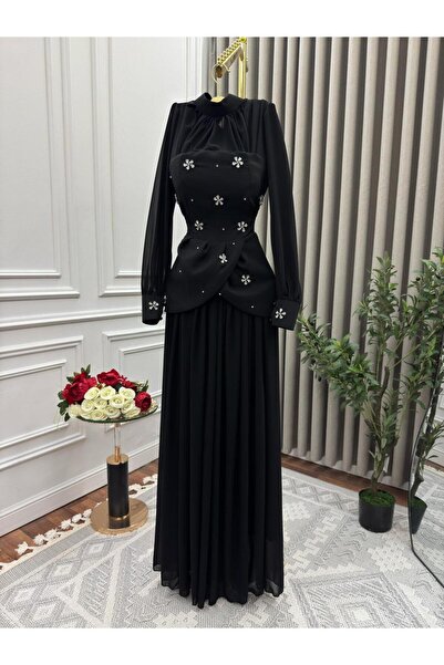 Najd Fashion A sophisticated black evening dress with shimmering embroidery and a flowing waistline – a luxurious and elegant design.