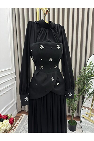 Najd Fashion A sophisticated black evening dress with shimmering embroidery and a flowing waistline – a luxurious and elegant design.