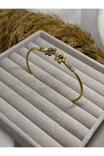 Kaan Accessoire سوار نحاسي رفيع بتفاصيل زهرة اليشم