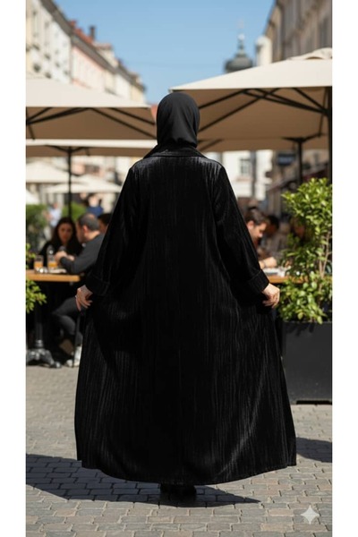 REİNA A fully pleated velvet abaya with a winter blazer cut and a matching headscarf.
