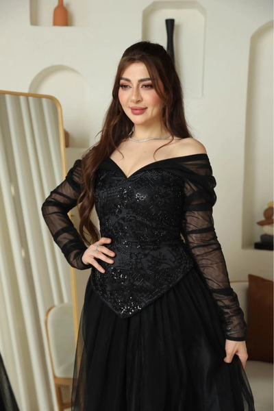 Nice Model فستان سهرة أسود أنيق مكشوف الأكتاف مع صدّار مزين بالترتر وأكمام شفافة