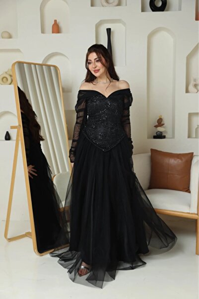 Nice Model فستان سهرة أسود أنيق مكشوف الأكتاف مع صدّار مزين بالترتر وأكمام شفافة