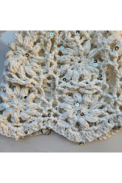 BohemCRAFTCK Beyaz Pullu Çiçek Motifli Tığ İşi Bere