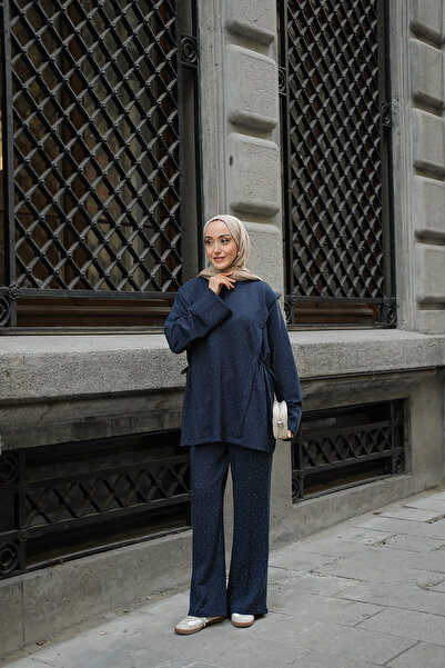 LOCCO Γυναικείο κοστούμι με λεπτομέρειες από πέτρα και ελαστική μέση σε μπλε ναυτικό