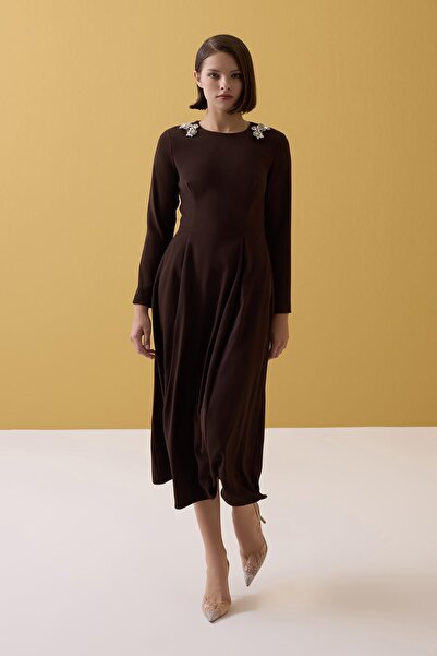 Jus De Pommes ACI KAHVE TAŞ İŞLEMELİ UZUN KOLLU MİDİ BOY ELBİSE