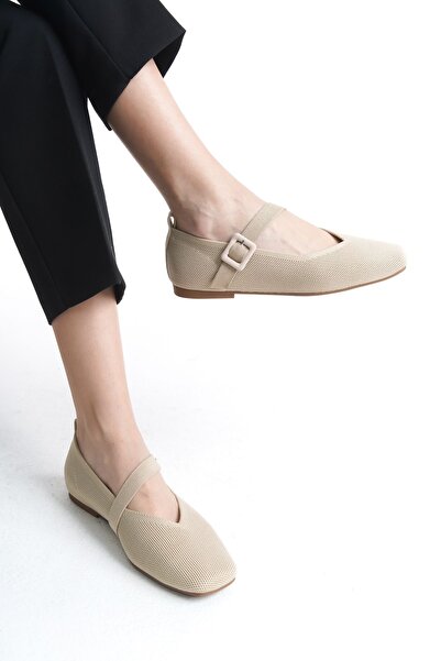 FEMME حذاء نسائي يومي من التريكو ذو إبزيم ومقدمة مسطحة باللون البيج من بابيت ...