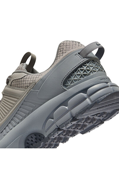 Nike Zoom Vomero Roam Reflt 40.5 Sports shoes Sports shoes