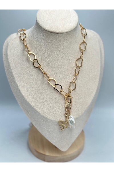 MyladyAccessoriess قلادة بسلسلة على شكل قلب وتفاصيل من اللؤلؤ الباروكي (مطلي بالنحاس)