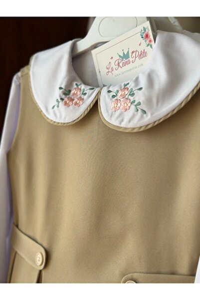 La reina petite Larina Petit kindergarten pinafore in beige with a white shirt embroidered on the collar and sleeves