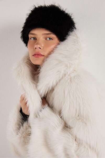 minaaise Дамско бяло късо кожено палто 30075