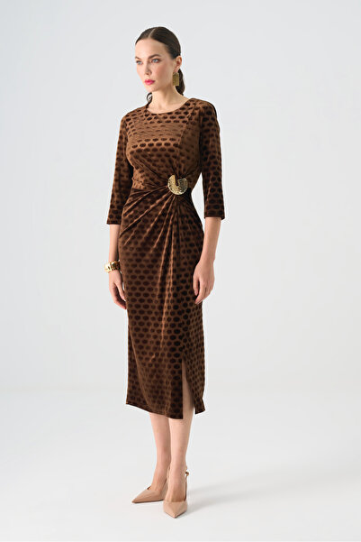 Dizayn Ella Bel büzgü detaylı gold aksesuarlı desenli kadife elbise EL-4436