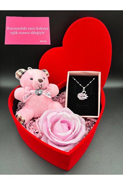 Sepetten Eve Kadife Kutuda Kararmaz Çelik Pembe Kuğu Kolye Pembe Ayıcık ve Kokulu Solmaz Pembe Gül Hediye Seti