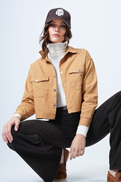 VAGGON Women's Camel Snap Closure Double Pocket Crop Shirt Vs01505