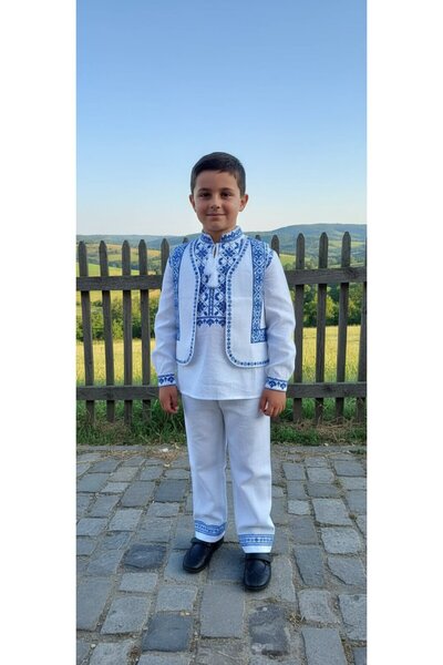 KidsMagazin Costum tradițional brodat cu albastru pentru băiat