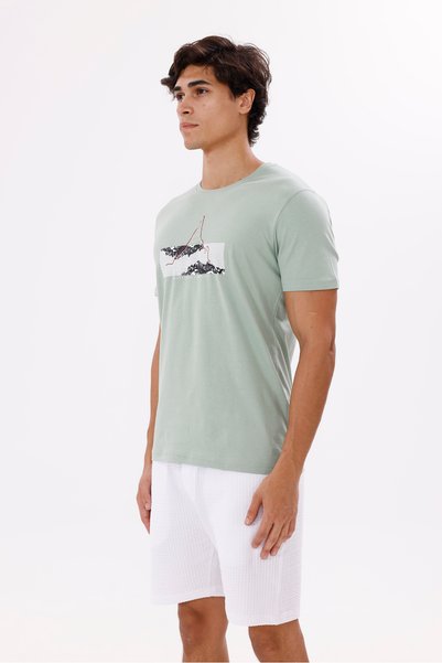 Rowinger تي شيرت قطني مريح بتصميم Mountain Graphic Crew Neck مع تفاصيل نصية