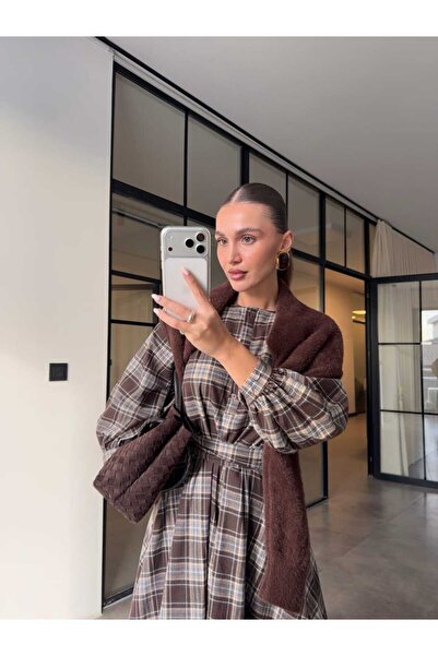 BB Bensu Buyruk فستان ماكسي بأزرار منقوشة من إيكوس باللون البني