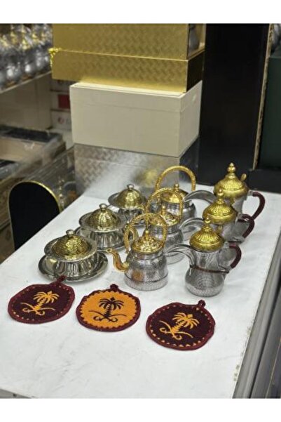 United مجموعة من الدلات والأباريق وعلب التمر