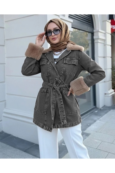 nedo7 جاكيت جينز بياقة وأكمام من الفرو مع جيب أمامي برباط - لون دخاني