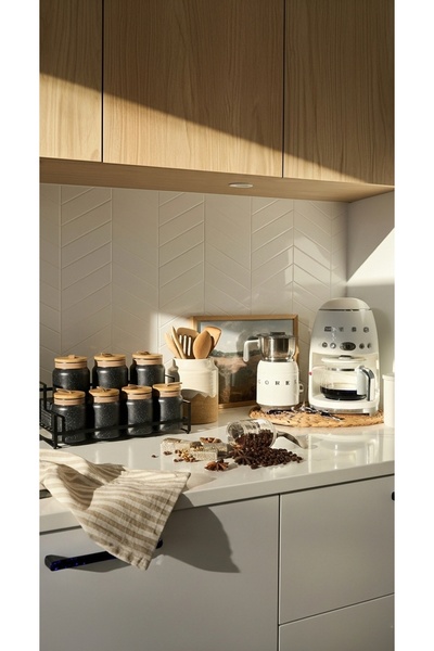 Generic This spice and seasoning storage jar set features a perfect design that adds a stunning touch to your kitchen decor.