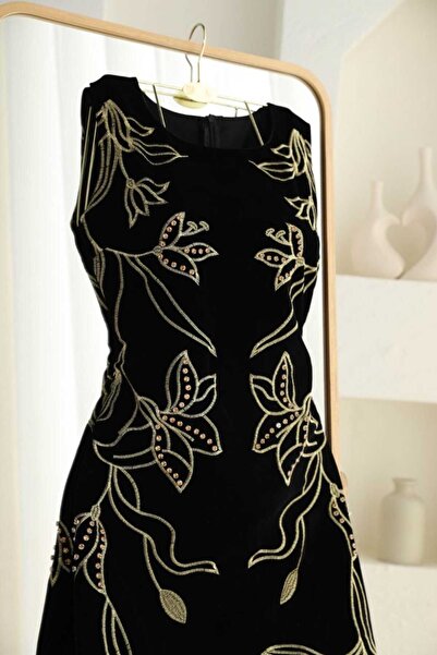 tolay فستان جوخ مطرز خيط ذهبي قصير