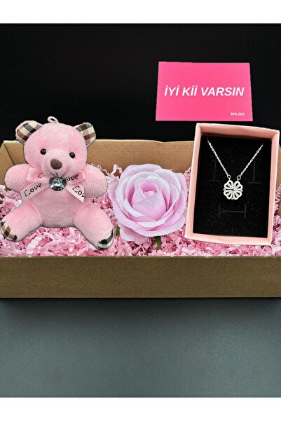 Sepetten Eve Çelik Kararmaz Açılan Yonca Kolye Gül ve Pembe Ayıcık Seti Sevgi...