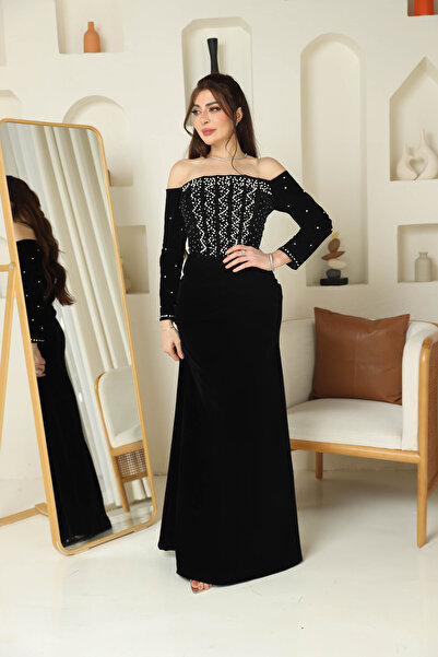 TREN Off-the-shoulder long black evening dress with luxurious pearl beading, long sleeves, velvet fabric, suitable for royal occasions.