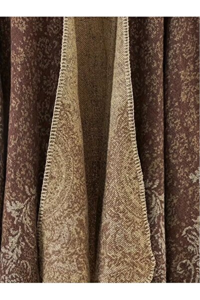 DU A shawl made from a cashmere and stretch wool blend, a closed-end scarf suitable for winter and evening outings.