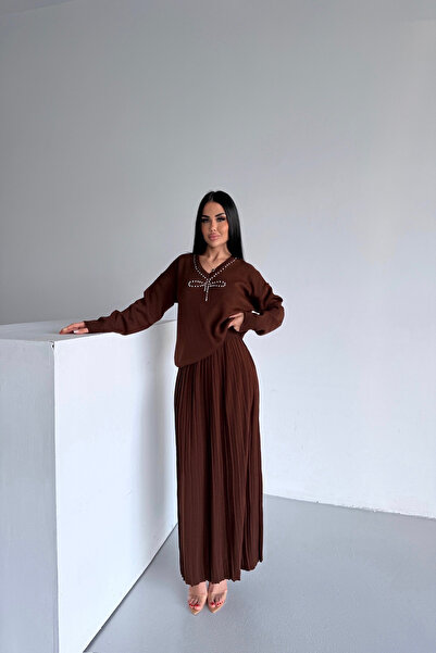 LİLA İSTANBUL Set de tricotaje duble cu decolteu în V, brodat cu perle, maro