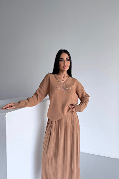 LİLA İSTANBUL V-Neck Pearl Stone Embroidered Double Knit Camel Suit