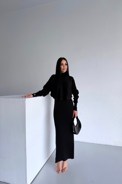 LİLA İSTANBUL Rochie neagră din tricot dublu cu gât roșu (Mărimea standard S/M/L/XL)