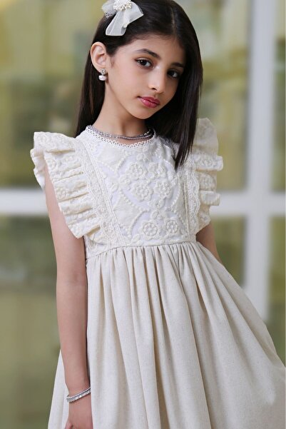 Generic Girls' dress decorated with lace and featuring ruffles on the shoulders