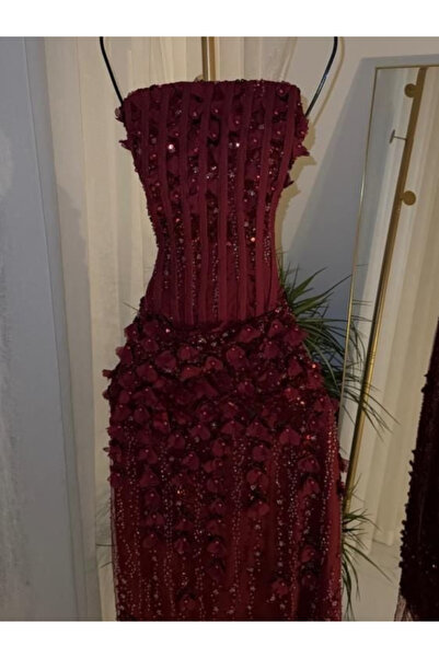 TREN A long, sequined and beaded evening gown with a Slim Fit, perfect for parties and special occasions.