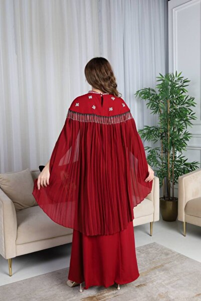 Liva Jalabiya with a bisht embroidered with crystals