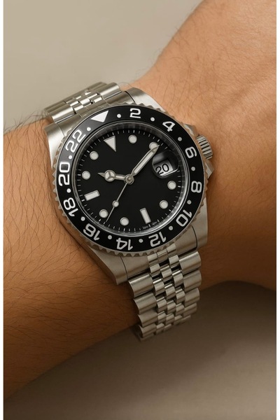 Love The Wind Sports Men's Wristwatch with Calendar - Silver Band & Black Dial