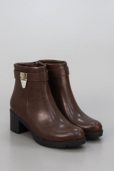 kajal ayakkabı حذاء نصف رقبة ذهبي اللون من BLN 765 مع تفاصيل مشبك حجري معدني