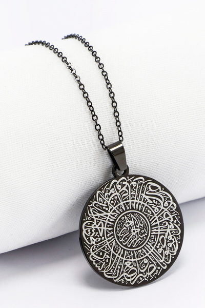 biuti Hat İnşirah Süresi § Ayetel Kürsi Lazer Kazıma Kolye 3,5cm Siyah Renkli 316L Paslanmaz Çelik