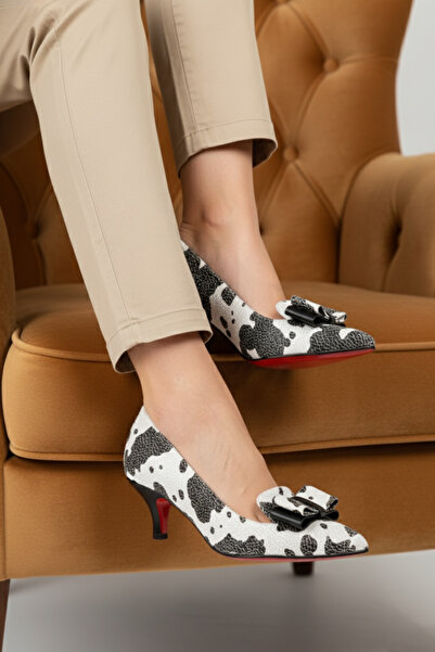 Extra Shoes İstanbul حذاء نسائي بكعب عالٍ مزين بفيونكة سيليتلو بنمط جلد البقر باللون الأسود