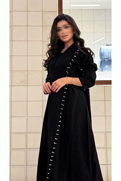 AYA عباية سوداء مع تطريز يدوي باللون الأبيض