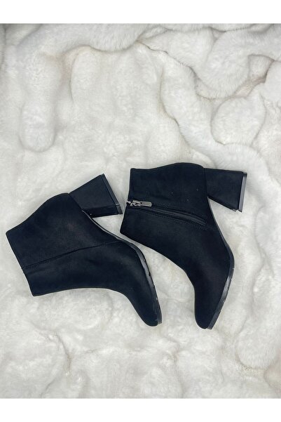 EM SHOESS حذاء نسائي قصير من جلد الغزال الأسود مع تفاصيل سحاب جانبي عند مقدمة...