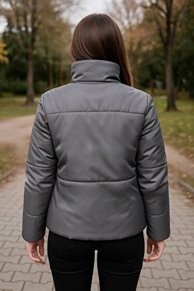 Varyete Women's Waterproof and Windproof Coat with Pockets