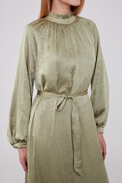Levidor Φόρεμα από σατέν με λεπτομέρεια με πράσινο βολάν