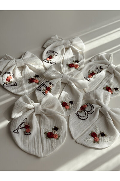 Nur Baby Krem kız çocuk özel harf detaylı fiyonk toka (harfler temsilidir dil...