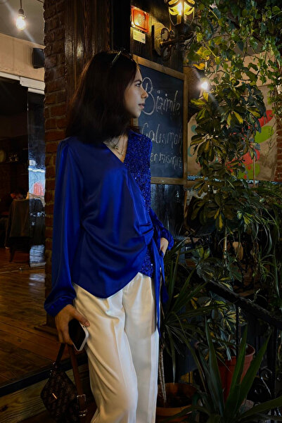 thesunfyre ΓΥΝΑΙΚΕΙΑ Σατέν μπλούζα με λαιμόκοψη V, ελαστικό μανίκι, ημι-παγιέτες, κορδόνι στο πλάι και λεπτή εφαρμογή