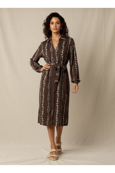 FAV فستان قميص بطول الركبة مع حزام وتطريز زهري