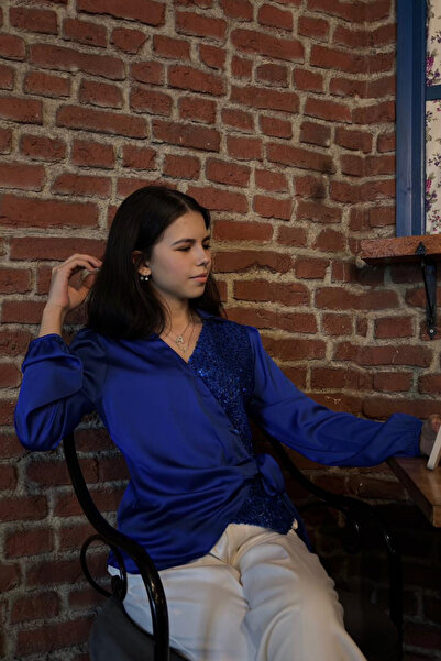 thesunfyre ΓΥΝΑΙΚΕΙΑ Σατέν μπλούζα με λαιμόκοψη V, ελαστικό μανίκι, ημι-παγιέτες, κορδόνι στο πλάι και λεπτή εφαρμογή