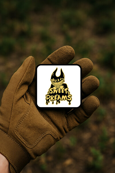 AHWALL شارة / وشاح / شعار بتصميم شخصية رعبية مكتوب عليها 'SWEET DREAMS' بلوني...