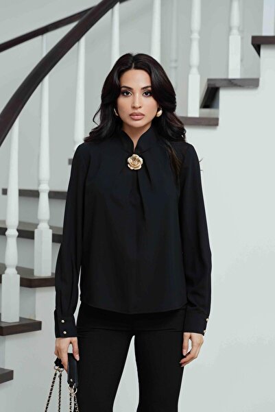 Serica Moda Bluză din satin cu guler înalt cu detaliu cu cataramă neagră